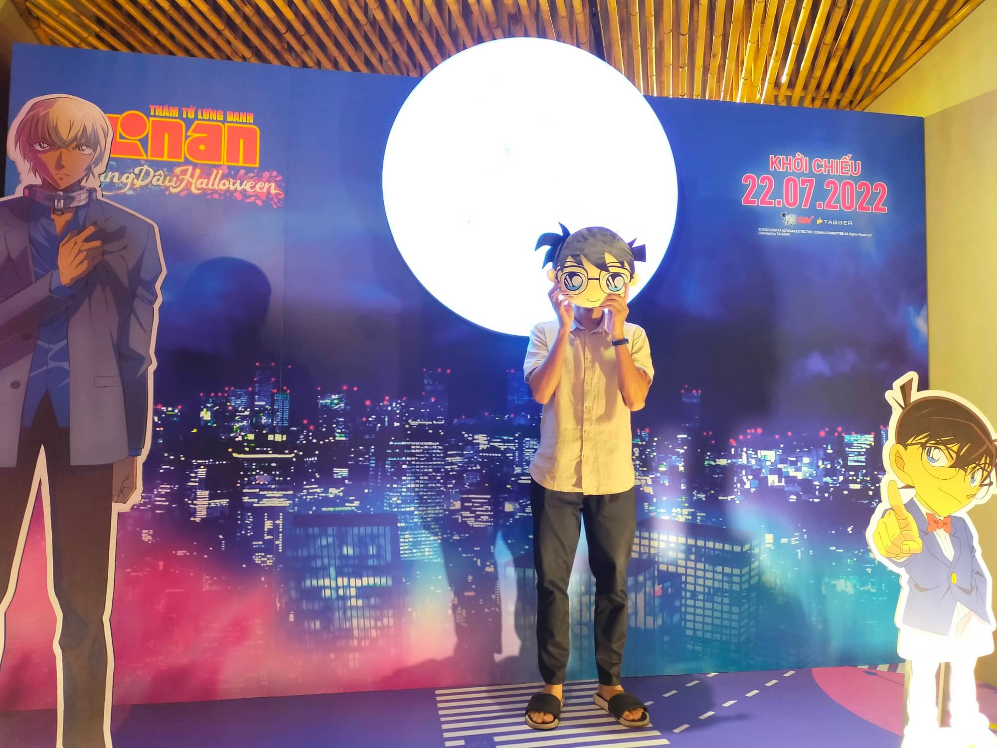 Khách chụp hình cùng quà Conan