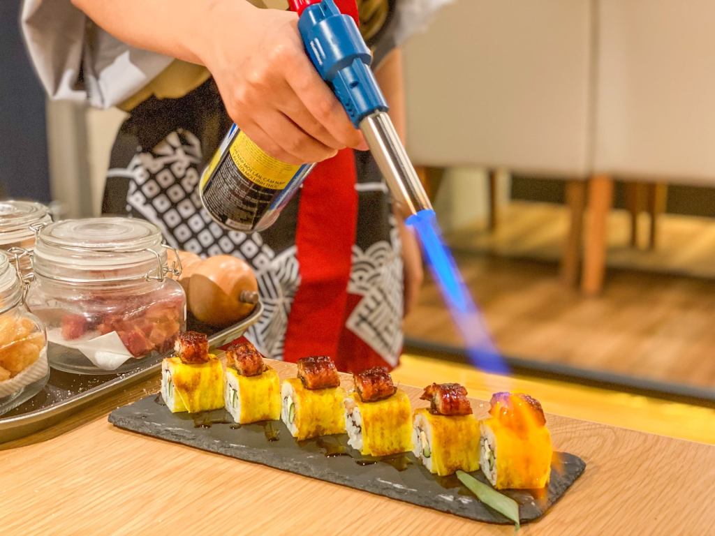 Cơm cuộn sushi chế biến bằng phương pháp Aburi