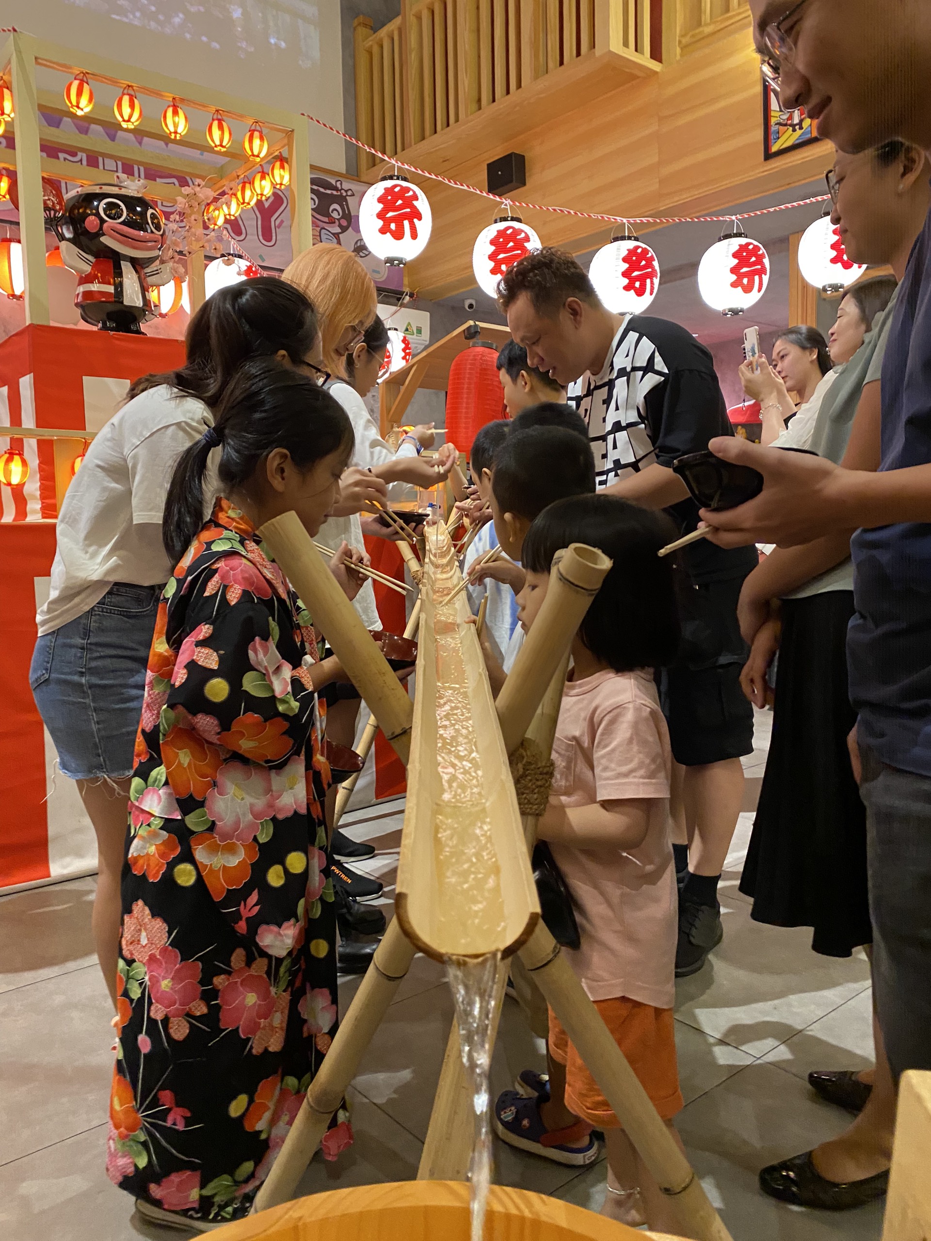 Lễ hội Mì trôi ống tre được diễn ra tại Unatoto Nguyễn Thị Thập