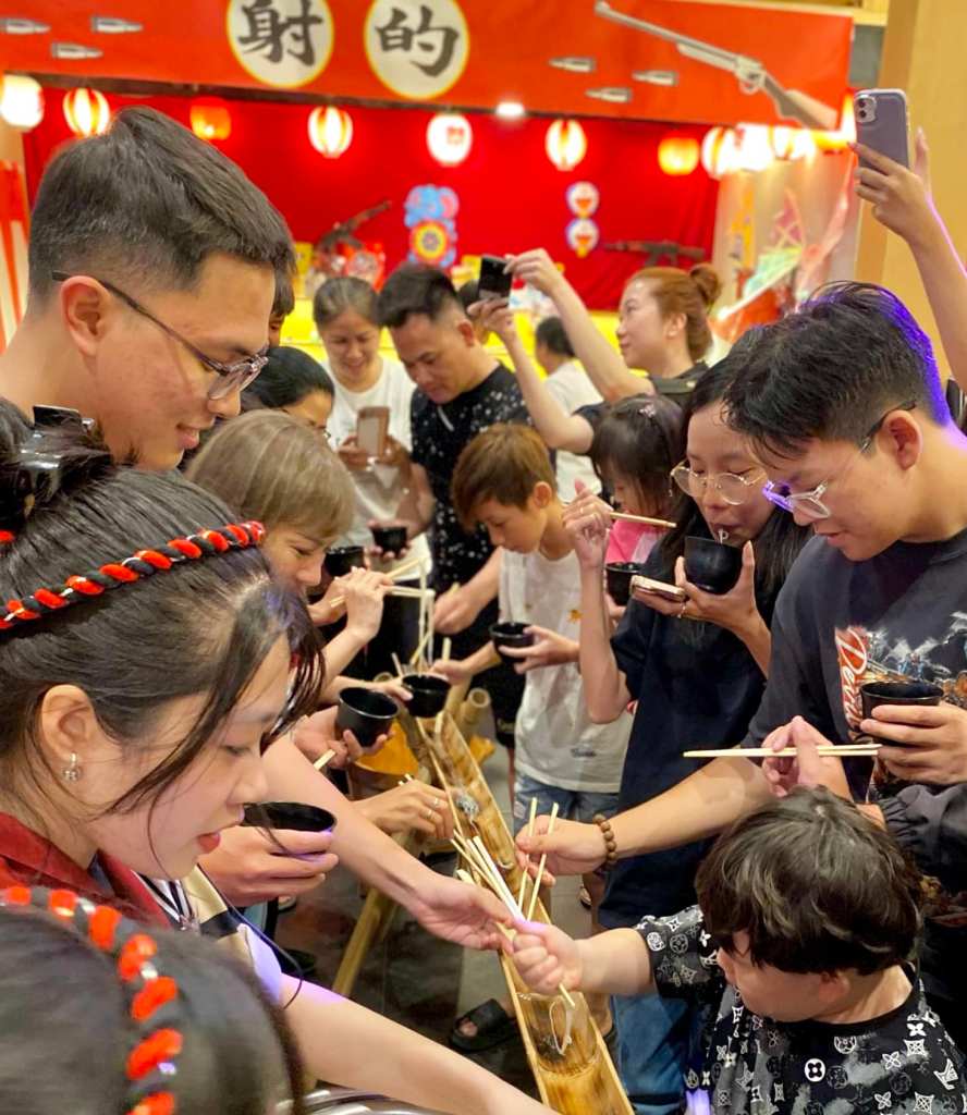 Thưởng thức mì trôi ống tre tại Izakaya Unatoto