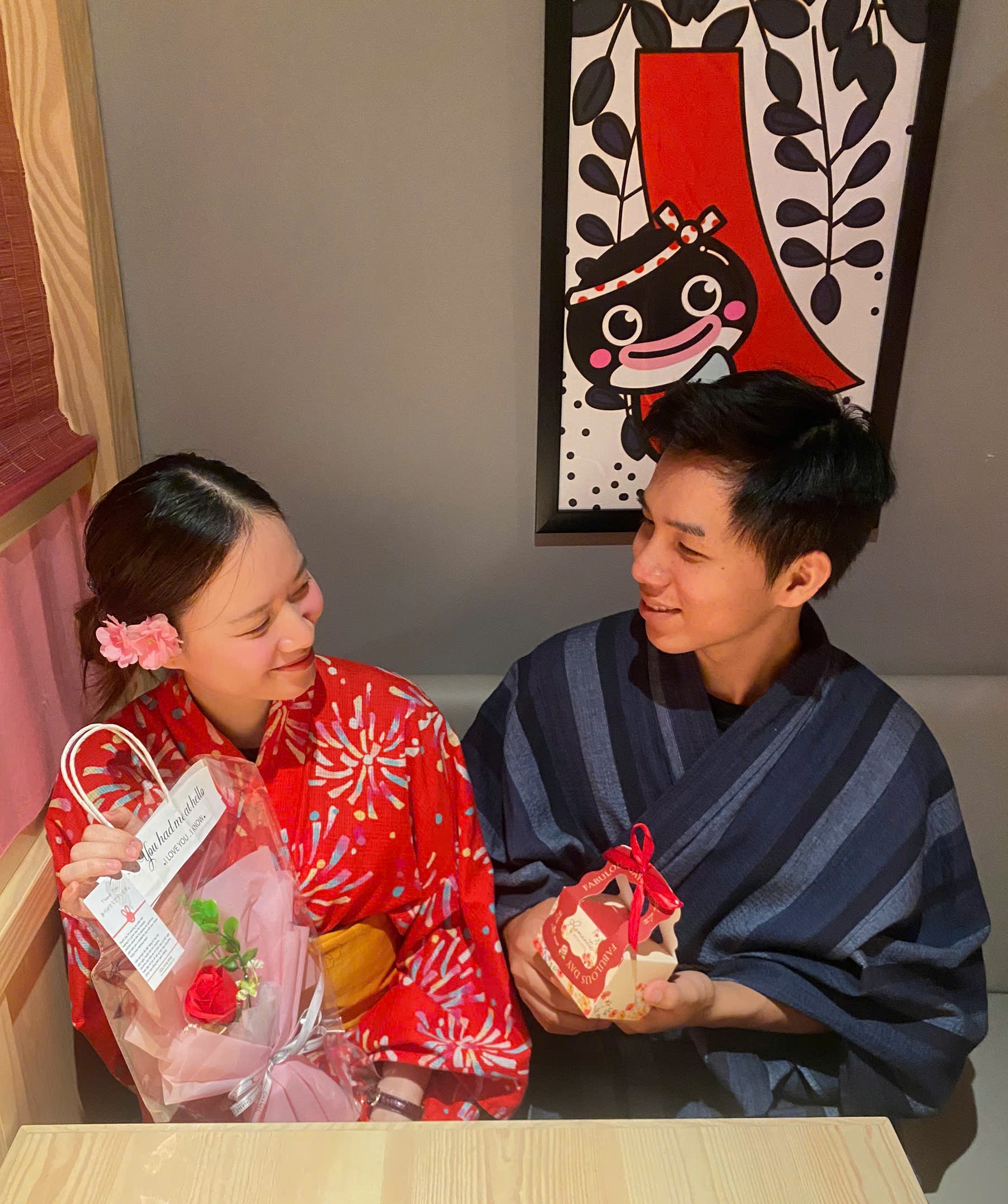 Tặng ngay hoa hồng & chocolate dành riêng cho các cặp đôi.
