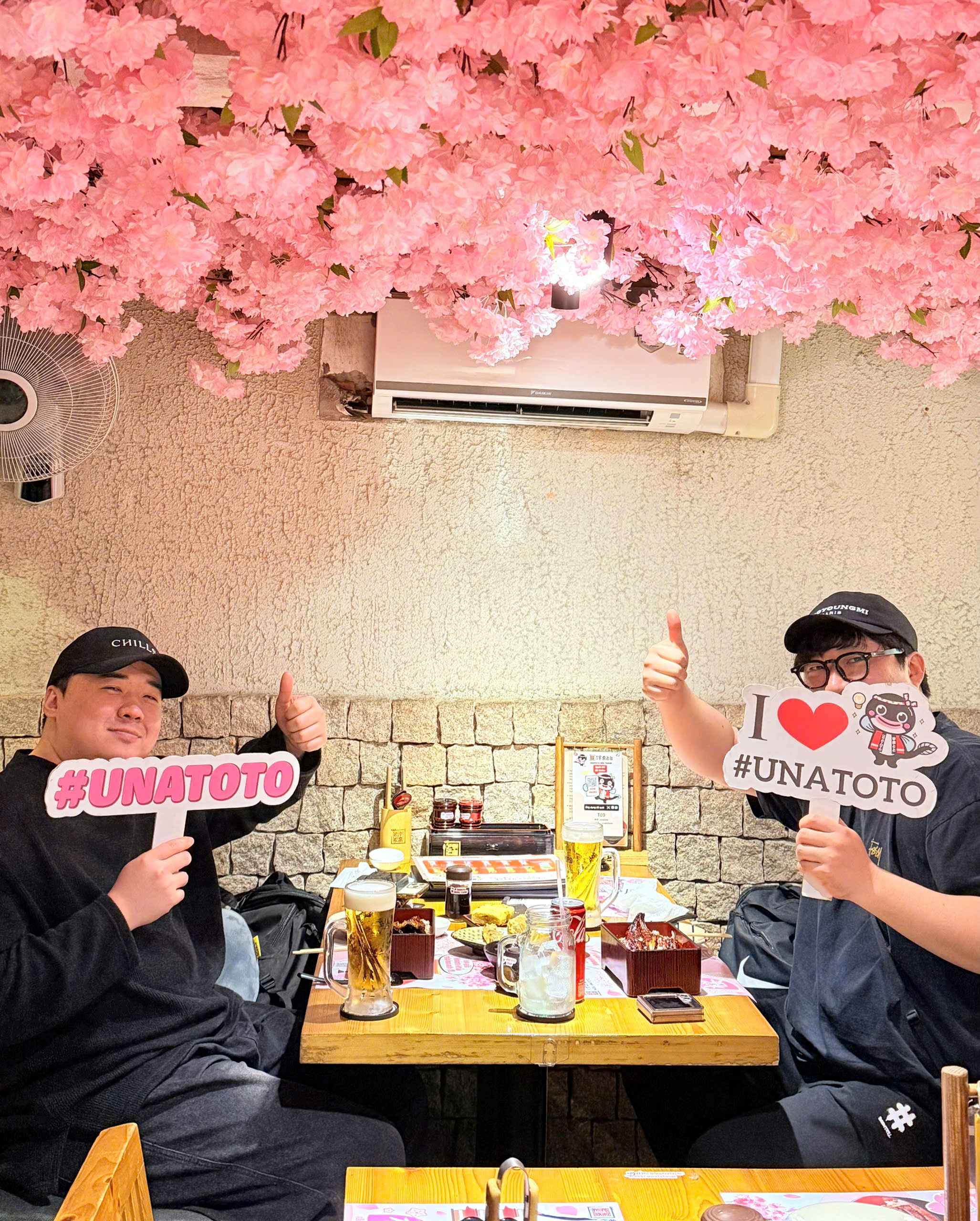 Thưởng thức Hanami cùng bạn bè, đồng nghiệp và người thân