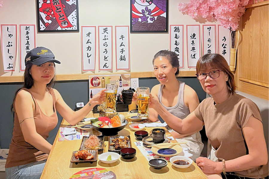 Nâng ly cùng bạn bè