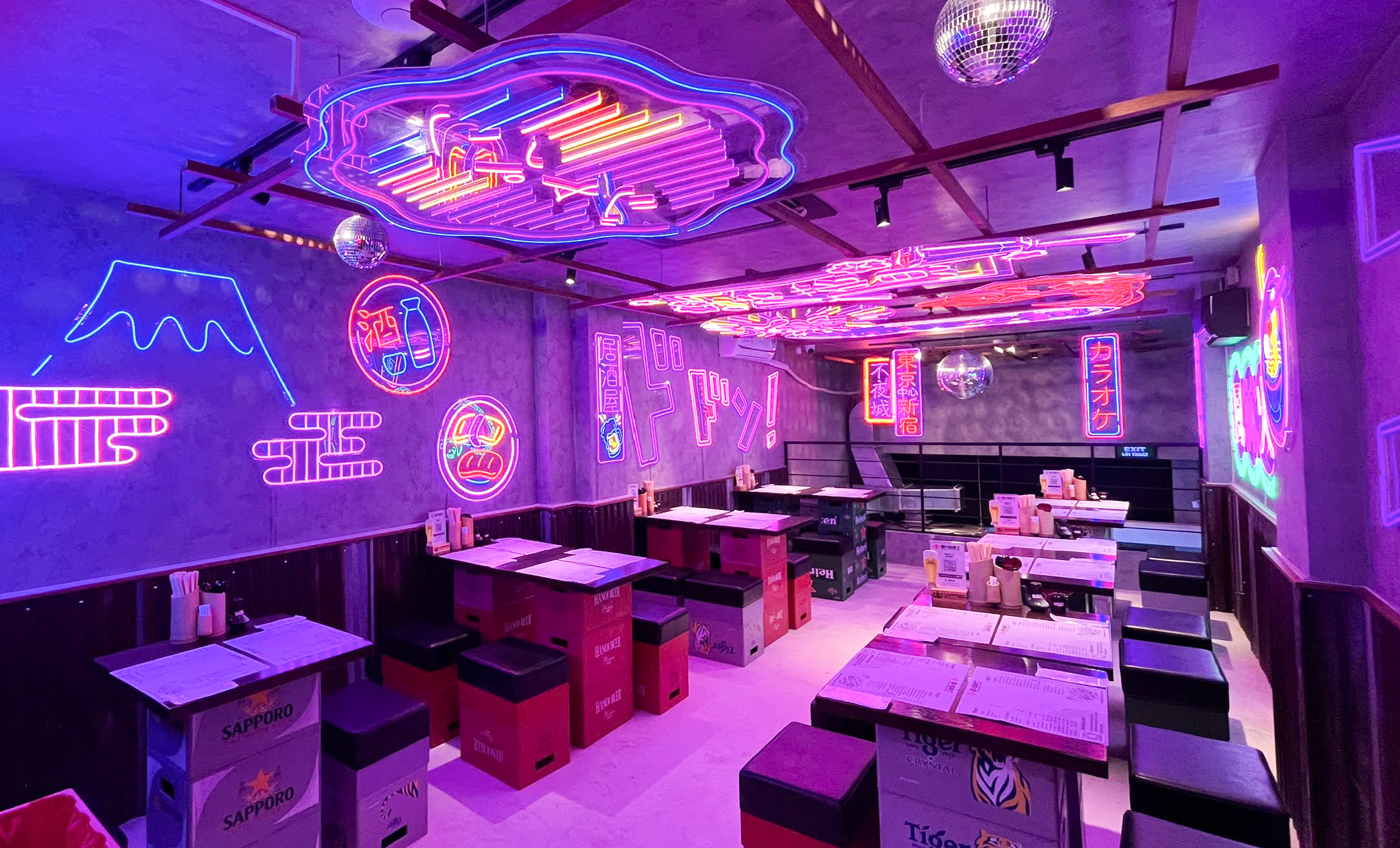 Không Gian Izakaya Omoide Yokocho